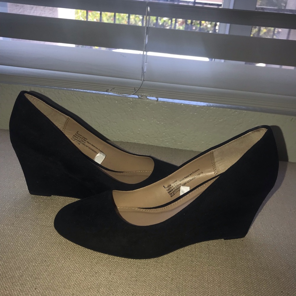 Black casual short wedges